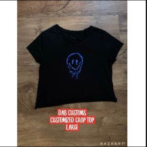 🦋3/$15 bundle deal✨ Drippy Smiley graphic crop top